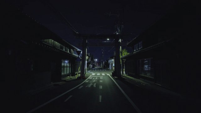 鸟居下的身影